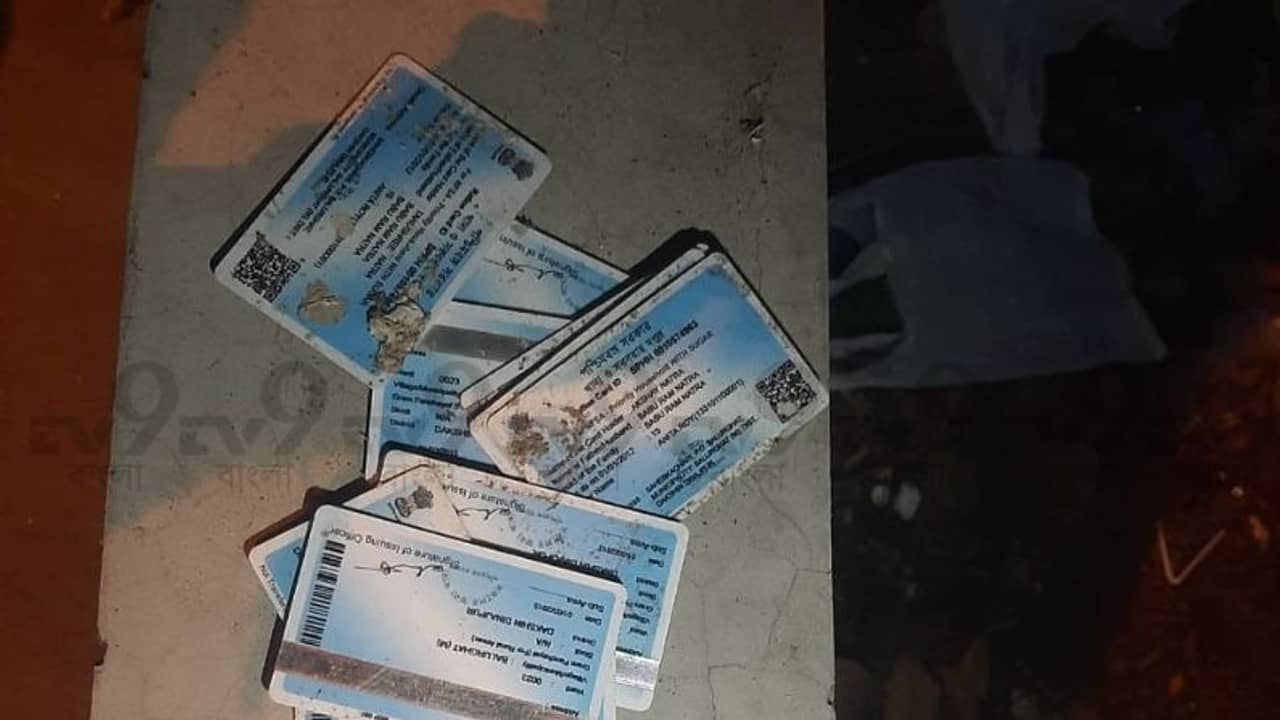 রাতের অন্ধকারে নদীর ধারে পড়ে রয়েছে একগুচ্ছ ডিজিটাল রেশন কার্ড! চাঞ্চল্য বালুরঘাটে