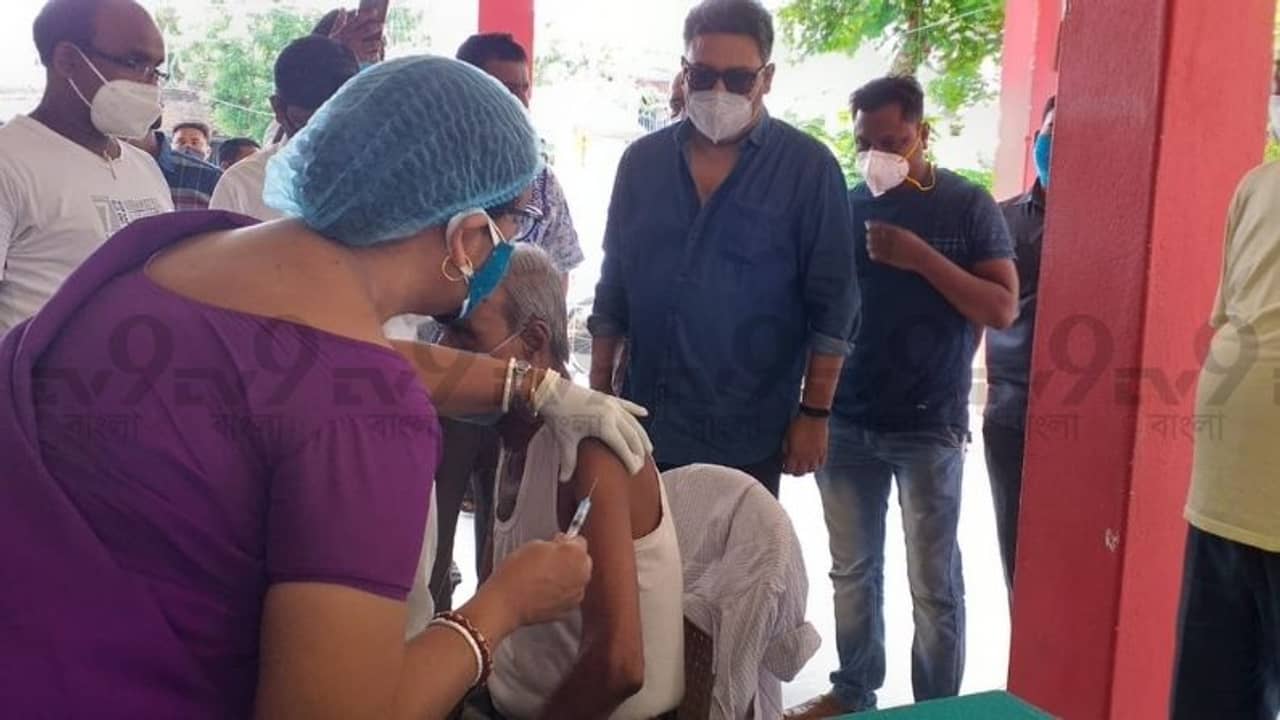 বিধায়ক মন্ত্রী ইন্দ্রনীল সেনের উদ্যোগে চন্দননগরে চালু দুয়ারে ভ্যাকসিন
