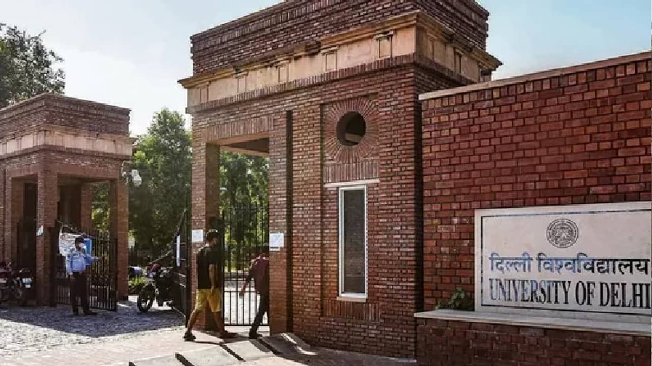 কলেজ পড়ুয়াদের ফি মকুবের সিদ্ধান্ত দিল্লি বিশ্ববিদ্যালয়ের