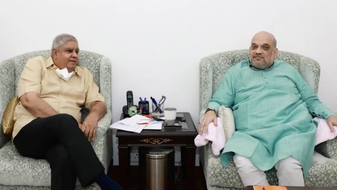 সময়ের আগেই শাহি-ভবনে রাজ্যপাল, দেড় ঘণ্টার সাক্ষাৎ শেষে এল এক লাইনের টুইট