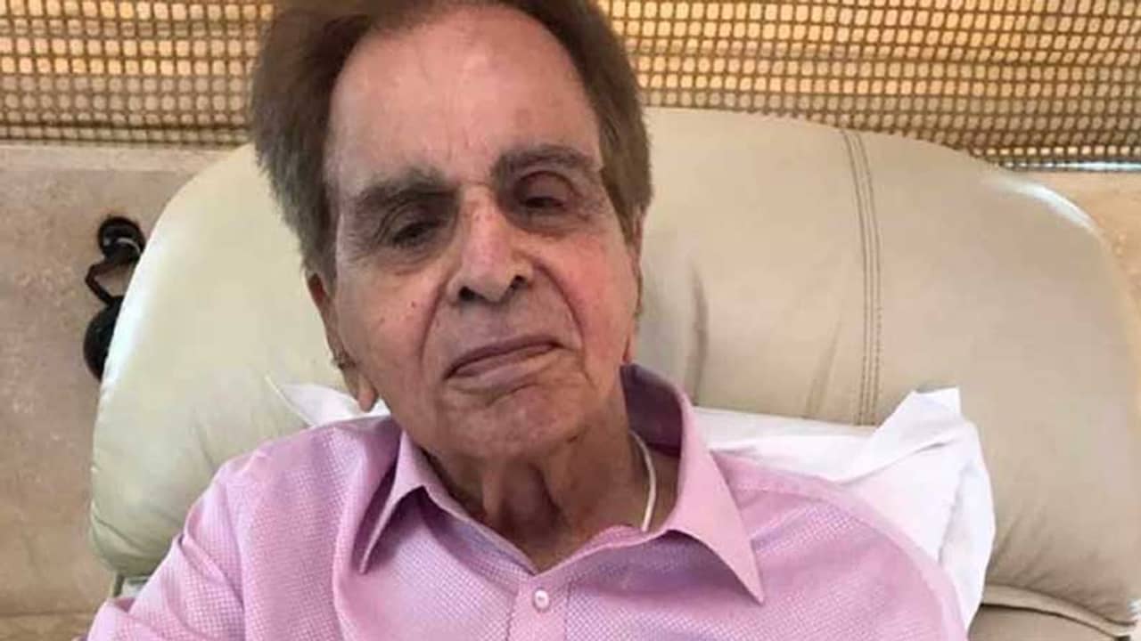 হাসপাতাল থেকে বাড়ি ফিরলেন দিলীপ কুমার, অনুরাগীদের ধন্যবাদ জানালেন সায়রা