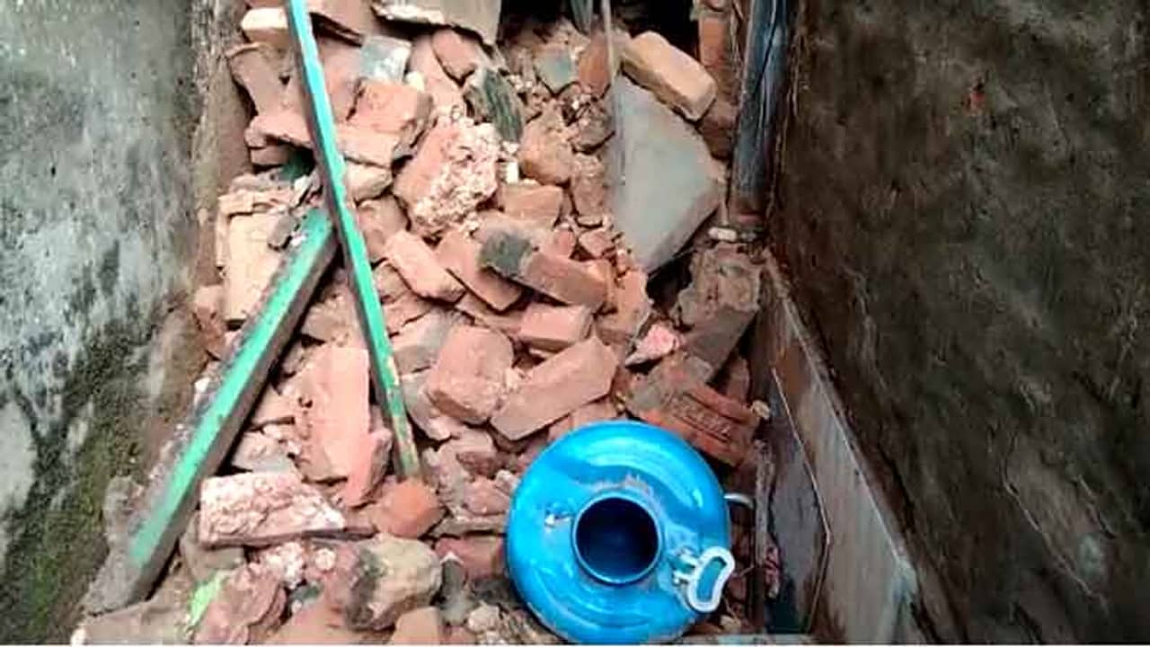 Kolkata Rains: টানা বৃষ্টিতে মধ্য রাতে তিন তলা বাড়ির একাংশ ভেঙে পড়ল পাশের বাড়িতে! শিয়ালদা সুরেন্দ্রনাথ কলেজের পাশে ভয়াবহ চিত্র