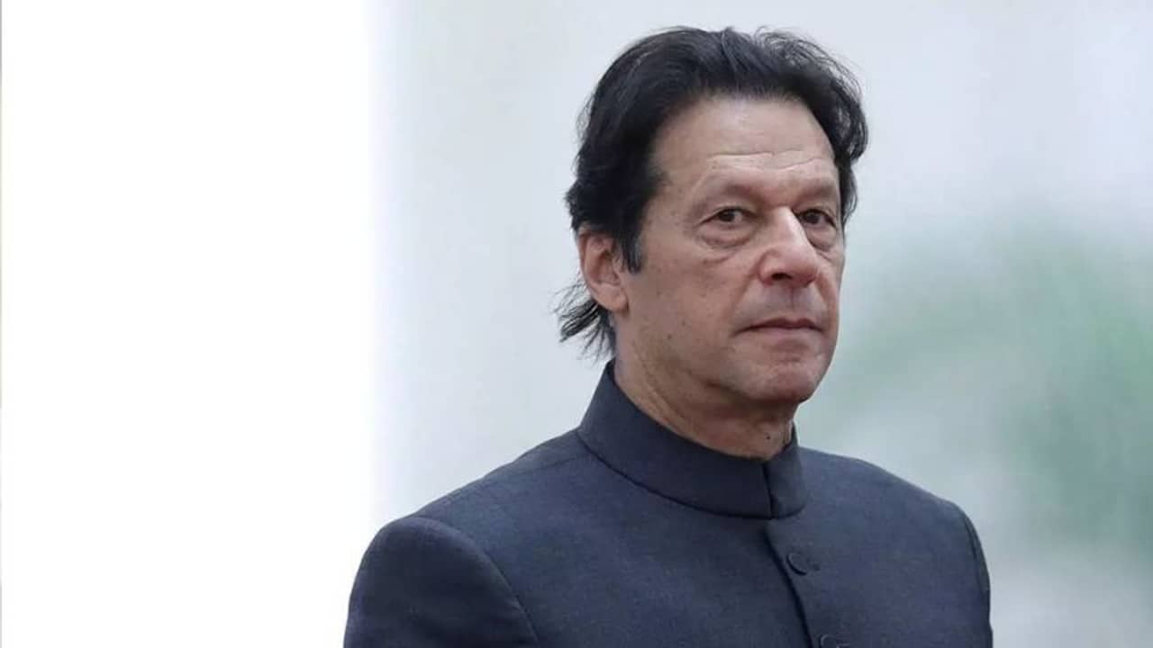 মহিলাদের পোশাকের জন্যই ধর্ষণ বাড়ছে, পুরুষরা তো রোবট নয়: পাক প্রধানমন্ত্রী