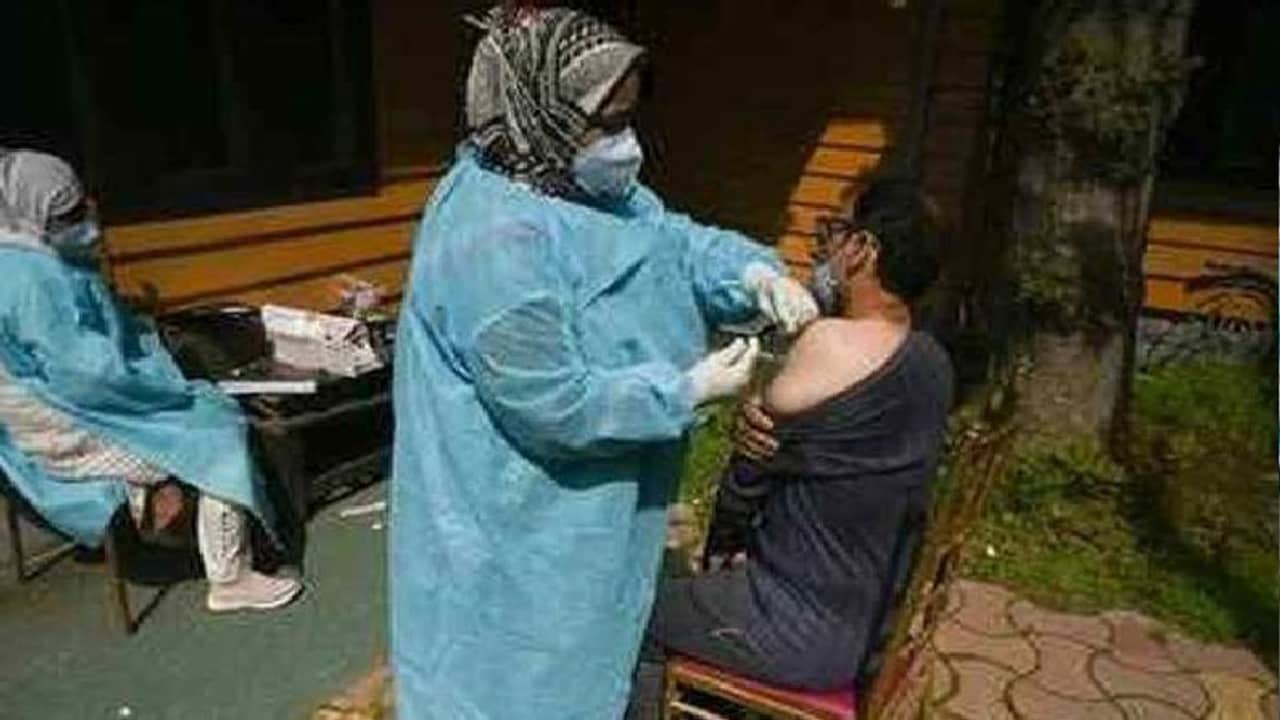দিনে নয়, রাতে টিকাকরণে উৎসাহী কাশ্মীরের গ্রামবাসীরা