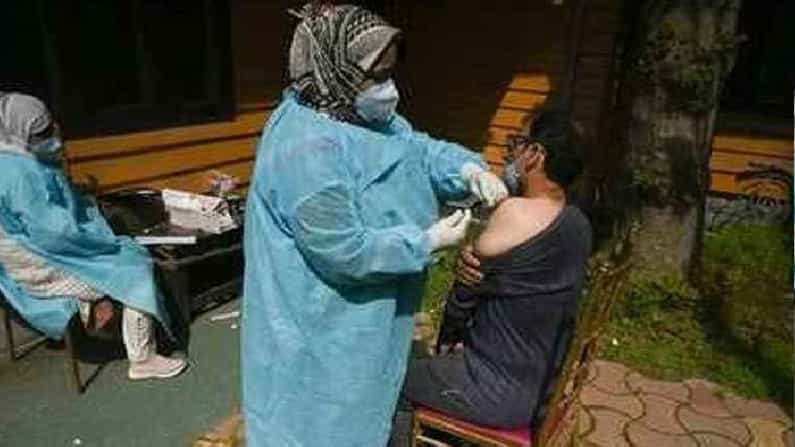 দিনে নয়, রাতে টিকাকরণে উৎসাহী কাশ্মীরের গ্রামবাসীরা দিনে নয়, রাতে টিকাকরণে উৎসাহী কাশ্মীরের গ্রামবাসীরা