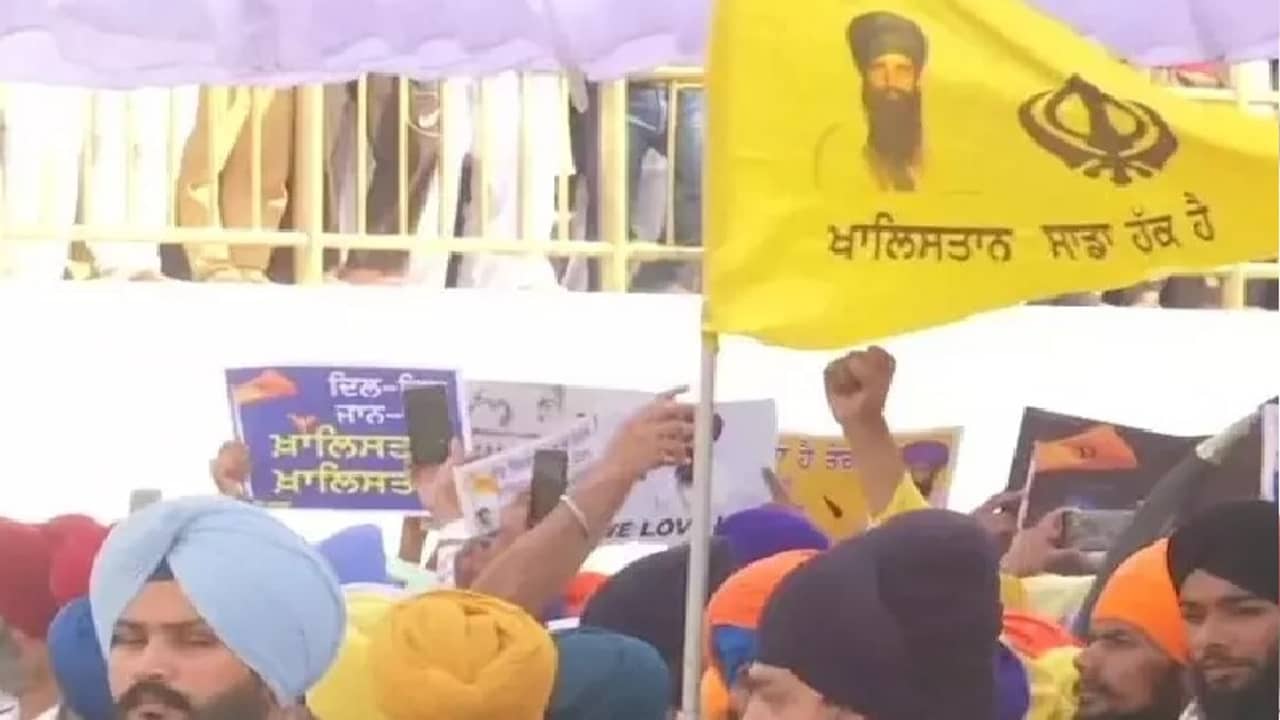 অপারেশন ব্লু স্টারের ৩৭তম বর্ষপূর্তিতে স্বর্ণমন্দিরে উড়ল খালিস্তানি পতাকা