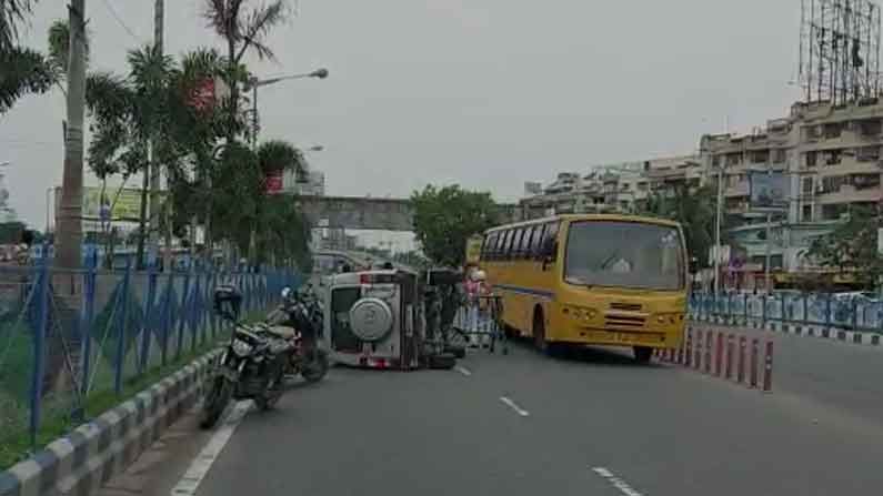 বেপরোয়া গতি! লেকটাউনে উল্টে গেল সুমো গাড়ি