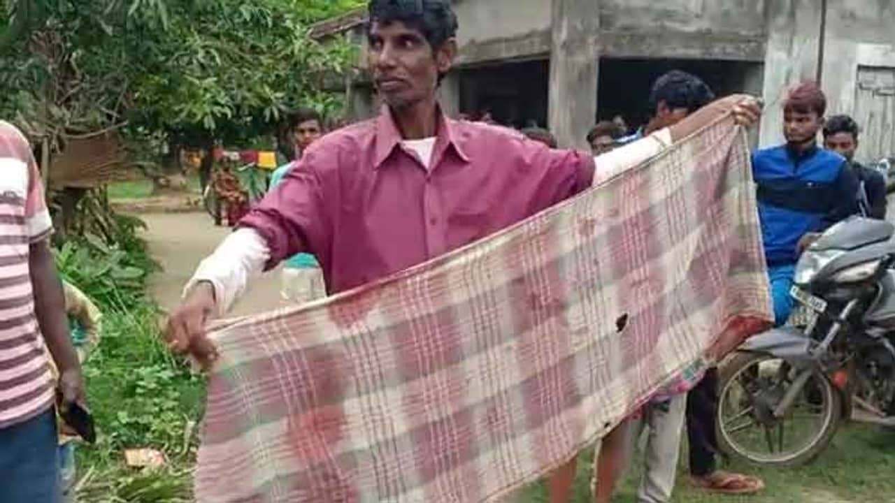 বাইকের তেল শেষে হয়ে গিয়েছে... আবেদন শুনে কাছে যেতেই বিজেপি নেতাকে লক্ষ্য করে গুলি