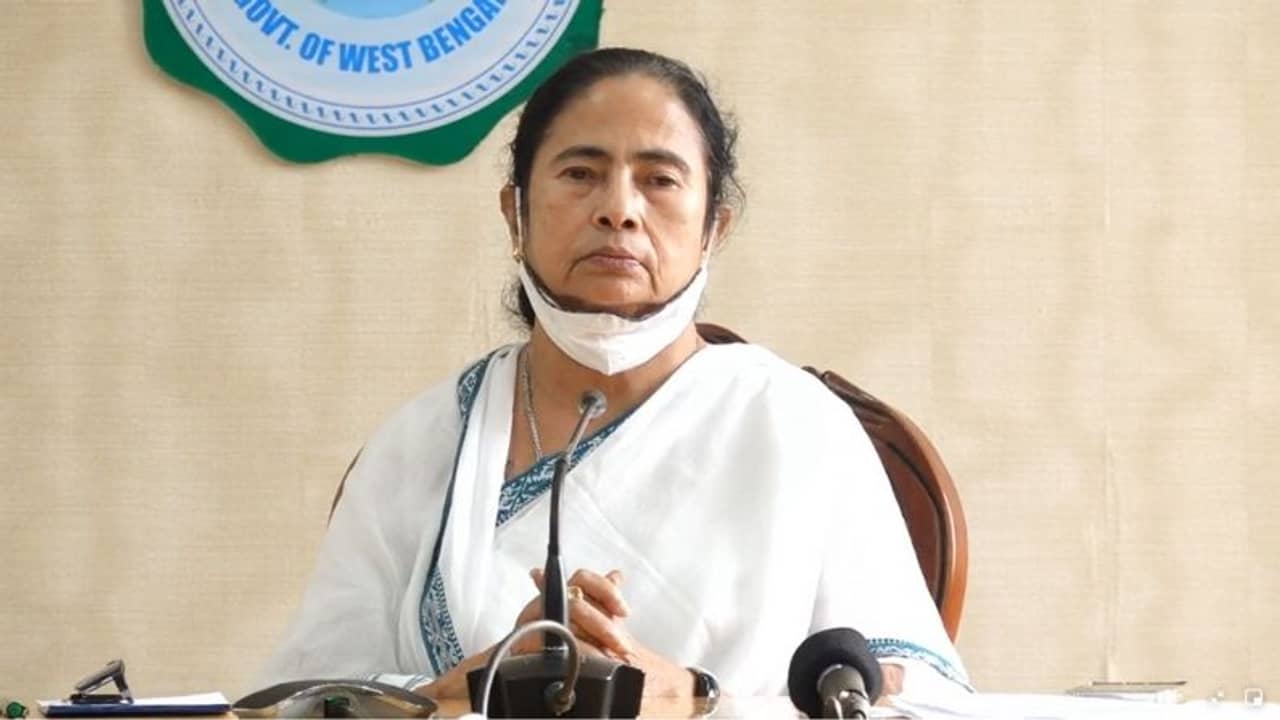 চালু হচ্ছে বাস-অটো-টোটো, লোকাল ট্রেনে এখনও না মুখ্যমন্ত্রীর