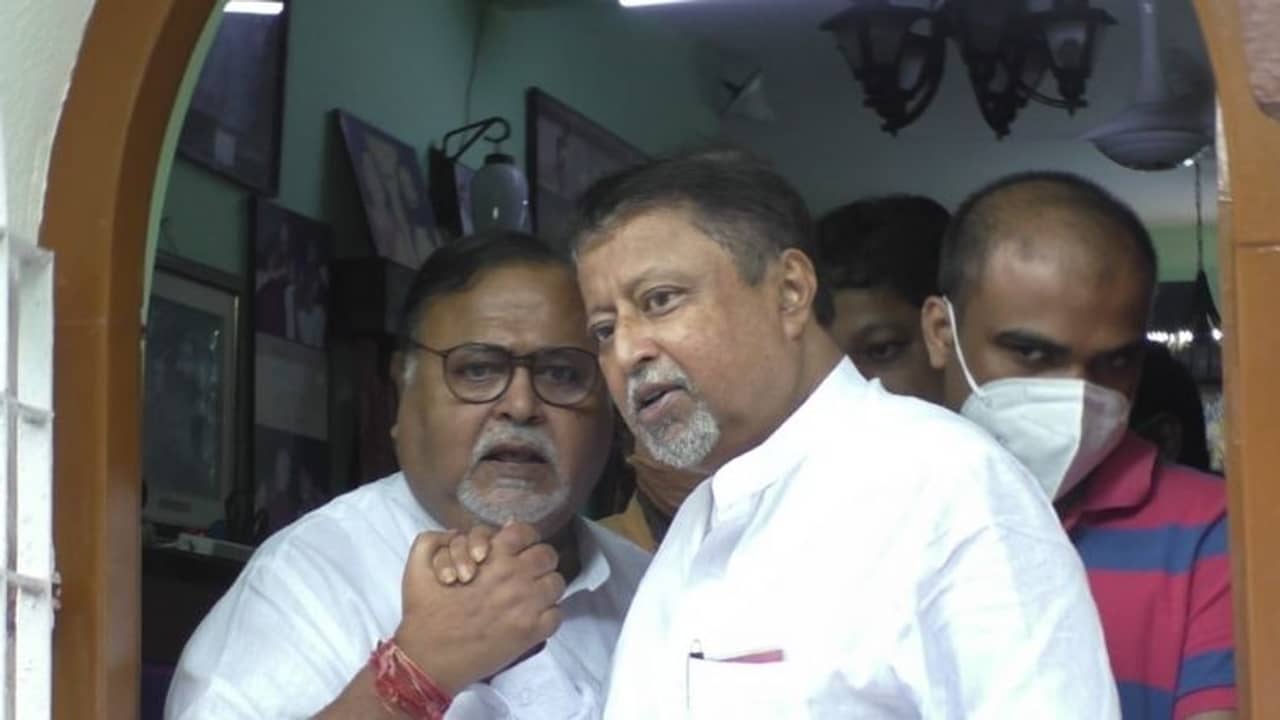 শুভেন্দুর ২৪ ঘণ্টার হুঁশিয়ারিকে গায়েই মাখলেন না মুকুল, বরং বাড়ালেন দল ভাঙানোর জল্পনা