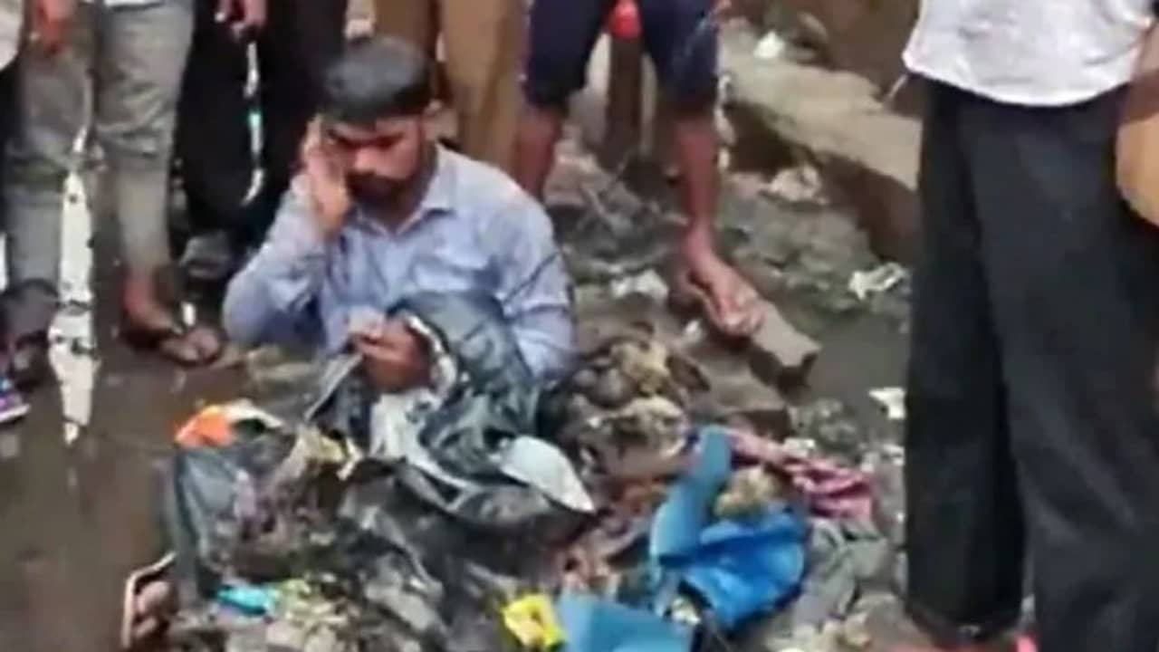 ভিডিয়ো: ওর ওপর ময়লা ফেল, মাঝ রাস্তায় বিধায়কের অমানবিক নিদান