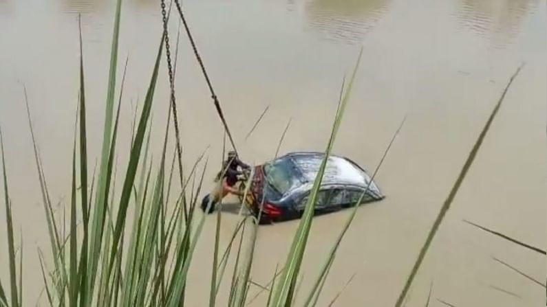 গঙ্গার খাল থেকে উদ্ধার দু'টি গাড়ি-সহ দুই মৃতদেহ