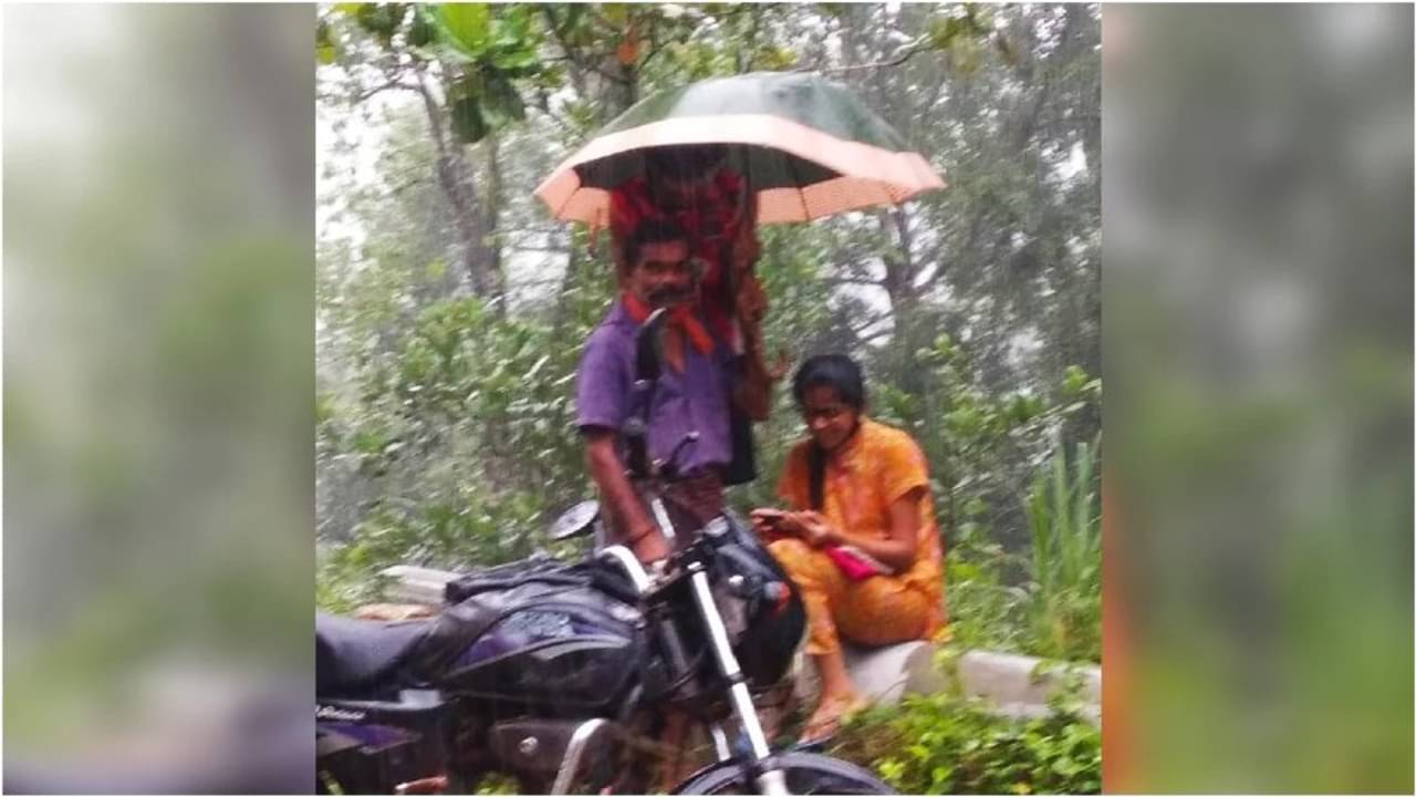 বৃষ্টিতে ভিজে অনলাইন ক্লাস, মেয়ের মাথায় ছাতা বাড়ালেন বাবা