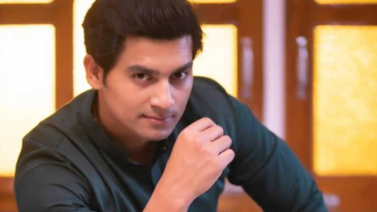 বাড়িতেই তৈরি ছোট জিম, নিজেকে তৈরি রাখছেন রাহুল মজুমদার