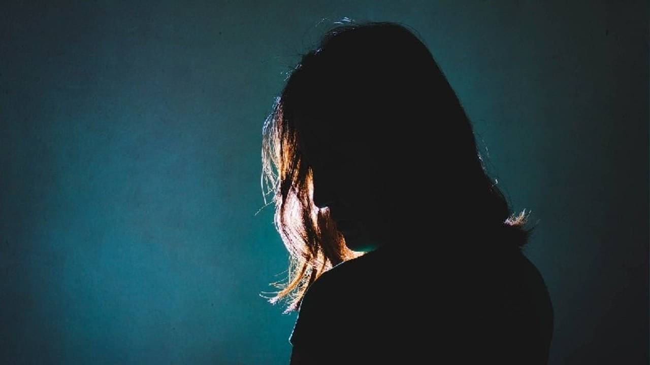 বন্ধুদের সঙ্গে স্কুটিতে বেরিয়ে ধর্ষিত ১৮ বছরের মেয়ে