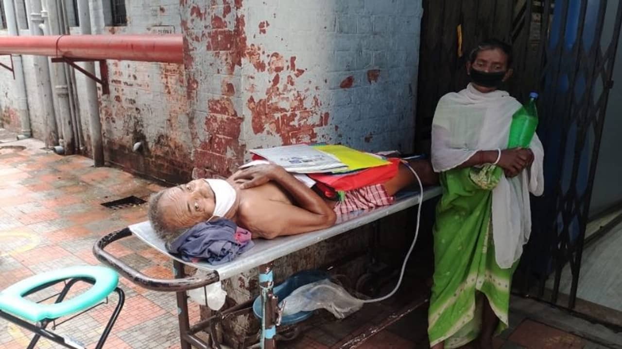 মূত্রদ্বার থেকে বেরোচ্ছে রক্ত, SSKM হাসপাতালে ১৬ দিন খোলা আকাশের নীচে শুয়ে ৭০ উর্ধ্ব বৃদ্ধ