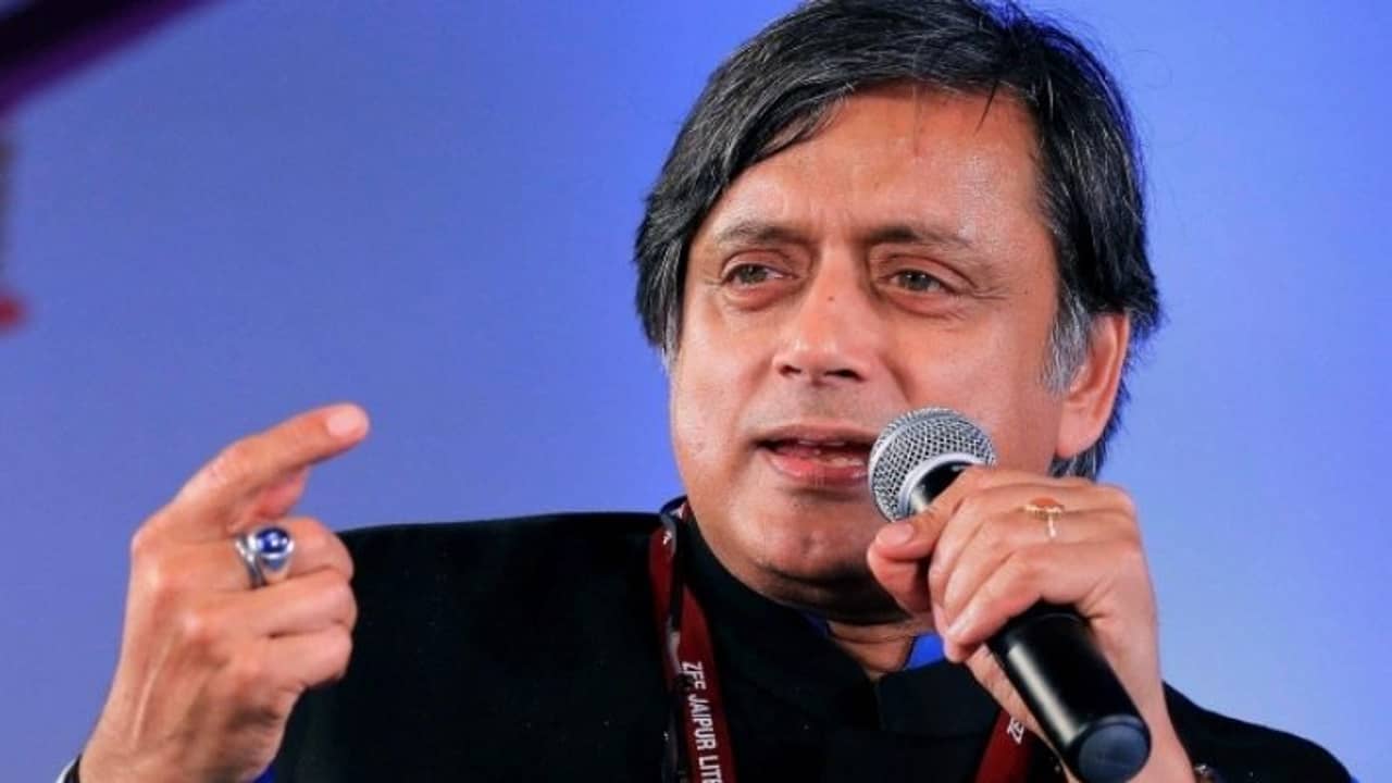 বিনামূল্যে করোনা টিকার ব্যবস্থা করুন, বিছানা থেকেই বার্তা শশী থরুরের