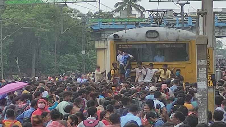 ট্রেন না চললে যে আর পেটের ভাত জুটছে না! লোকাল চালানোর দাবিতে এবার চরম বিক্ষোভে যাত্রীরা