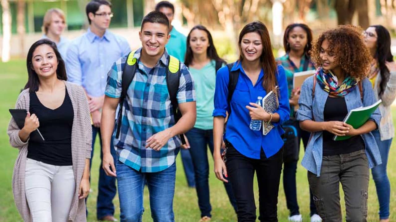 কলেজে ফ্যাশনেবল হতে চান? কোন কোন জিনিস সংগ্রহে রাখতে হবে?