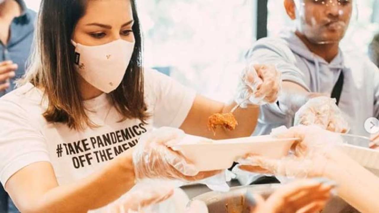 মুম্বইয়ের রাস্তায় খাবার বিতরণ করলেন সানি, করোনা বিধি না মেনেই ভিড়