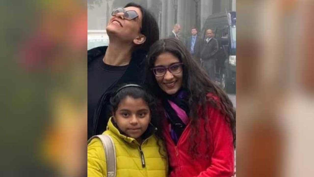 নিজেকে মেয়ের হেয়ার ড্রেসার হিসেবে পরিচয় দিলেন সুস্মিতা!