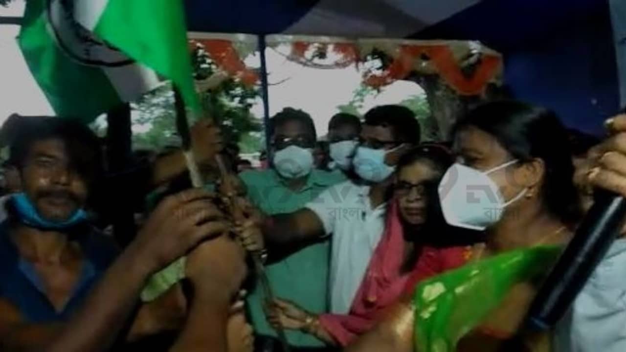 সাম্প্রদায়িক বিজেপি! কাস্তে-পদ্মের কৃষক নেতা ও ৩০০ কর্মীর যোগদান ঘাসফুলে