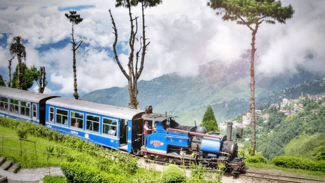 একটা উইকেন্ডে ছুটি পেয়েছেন, মনটা কেমন পাহাড় পাহাড় করছে? আপনার জন্য রইল ৪৮ ঘণ্টা দার্জিলিং ঘোরার প্ল্যান