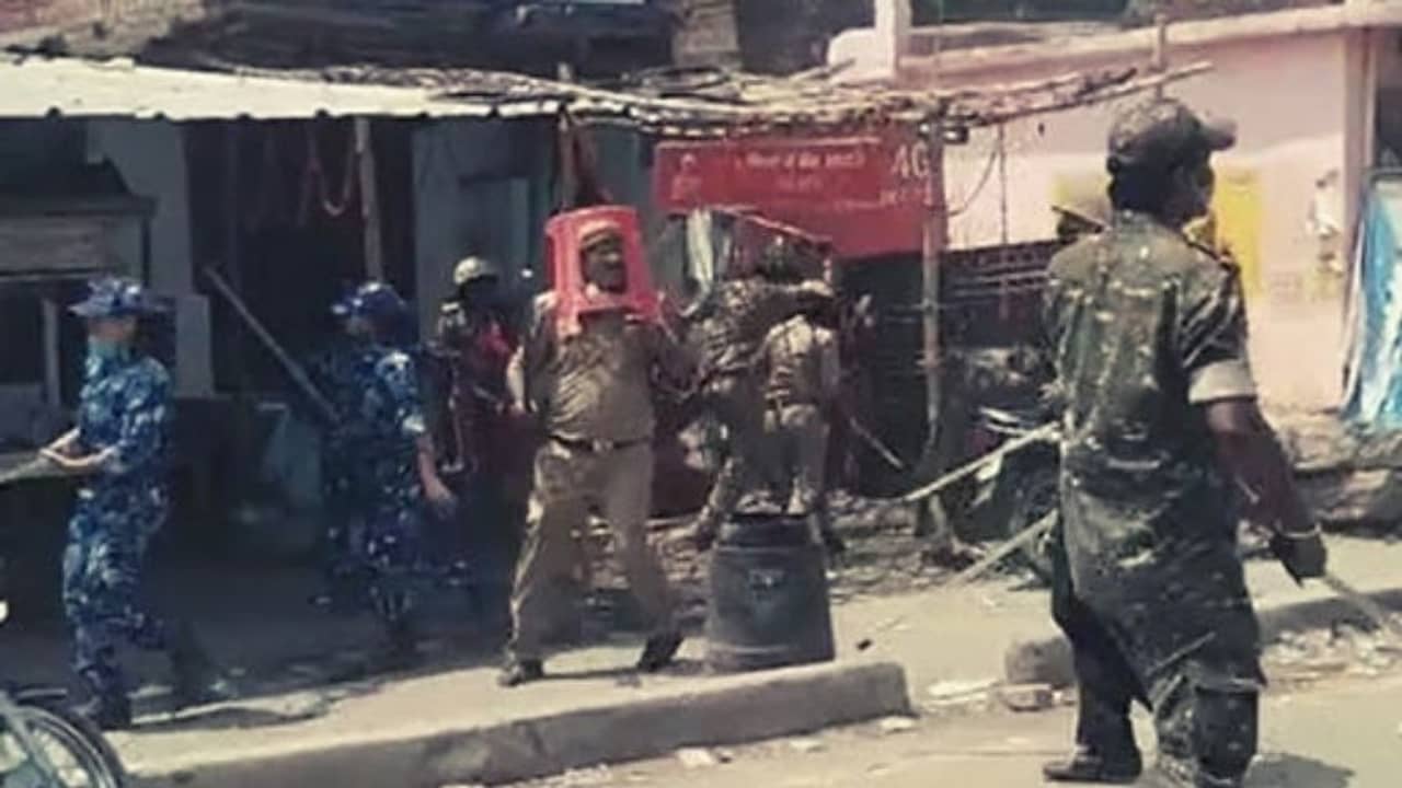 মাথায় টুল, হাতে গামলা, যোগীরাজ্যে রণক্ষেত্রে পুলিশকর্মীদের ঢাল দেখে হাসির রোল নেটপাড়ায়