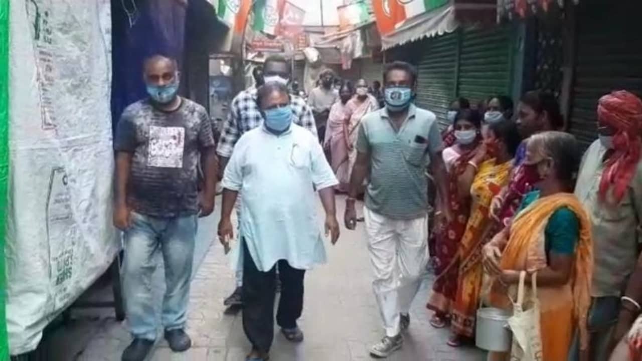 পরিচারিকাদের দুপুরের খাবারের দায়িত্ব নিলেন তারকেশ্বরের বিধায়ক