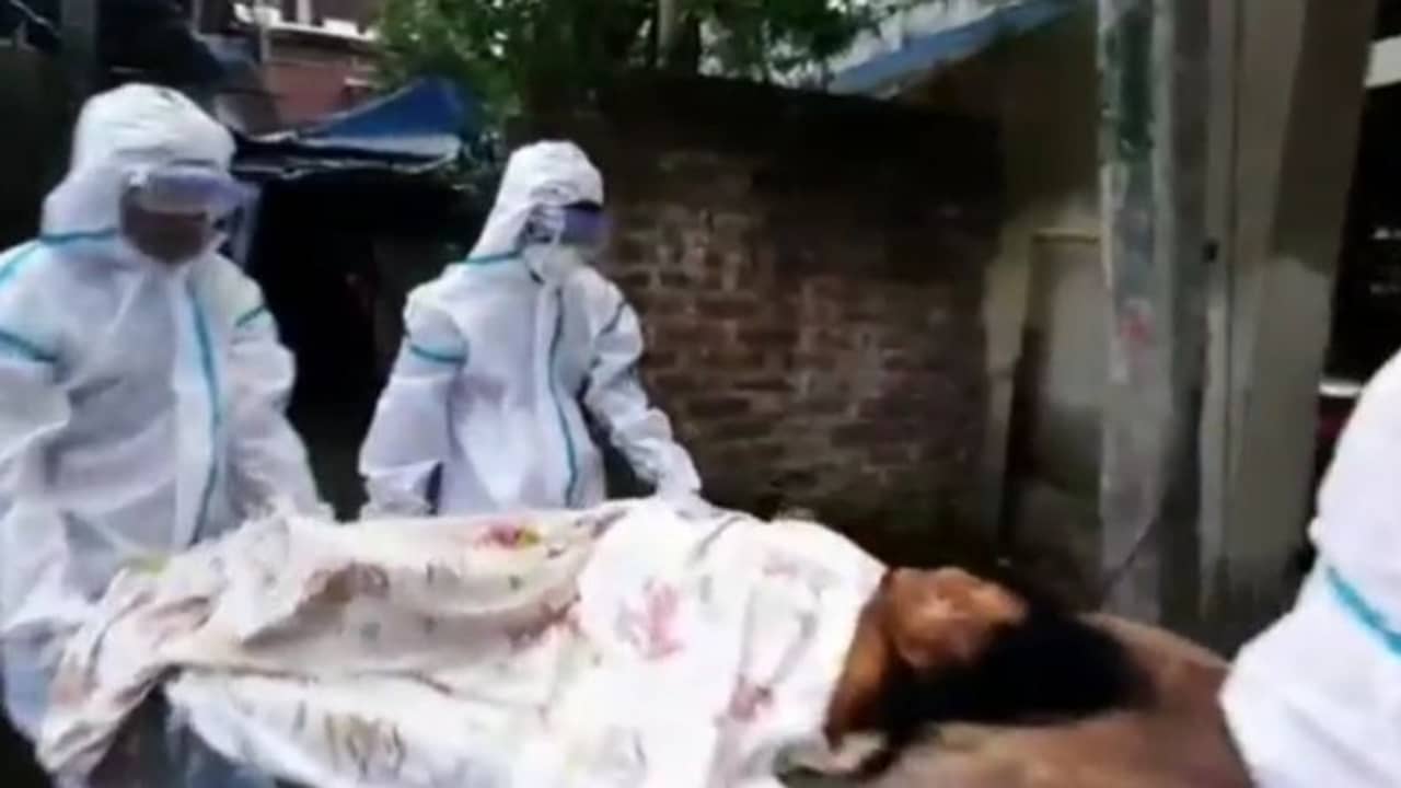 সাড়া মেলেনি প্রশাসনের, করোনা আক্রান্ত বৃদ্ধাকে বাড়ি থেকে উদ্ধার রেড ভলান্টিয়ার্সের