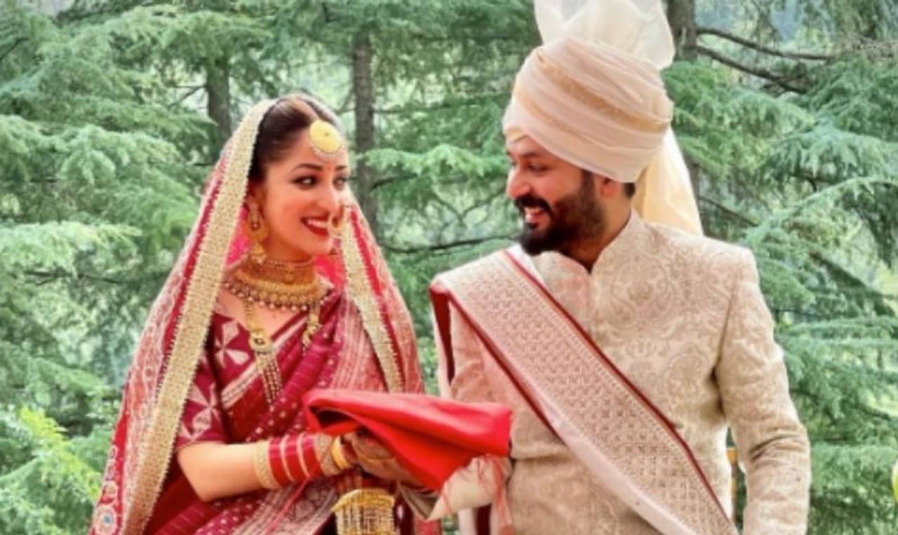 পাহাড়ি নথ, লাল সিল্ক শাড়িতেই অনন্য ব্রাইডাল লুক ইয়ামির!