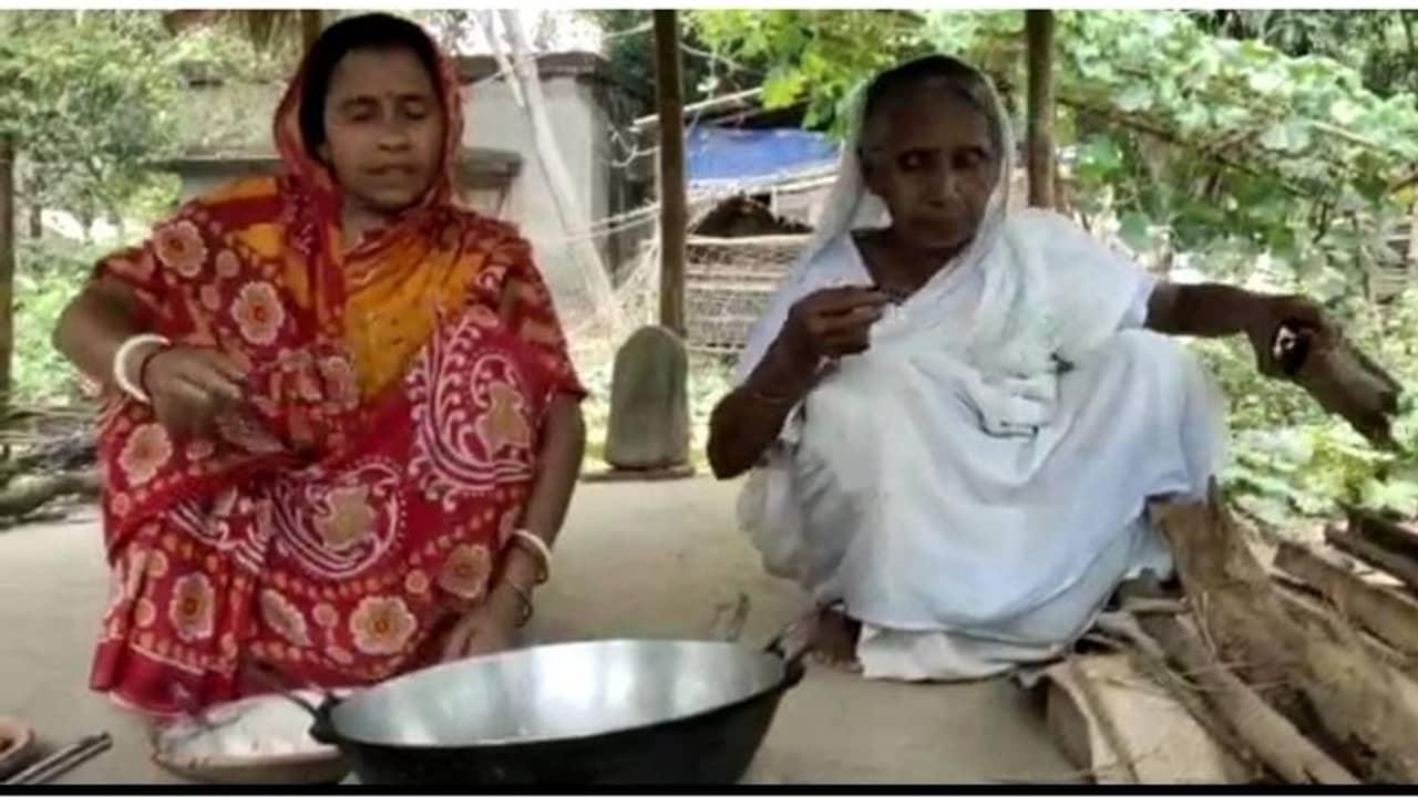 ৮২ বছর বয়সে ইউটিউব স্টার বনভিলার পুষ্পরানি, চিনেও ঢুকে পড়েছে বাঙালি রেসিপি!