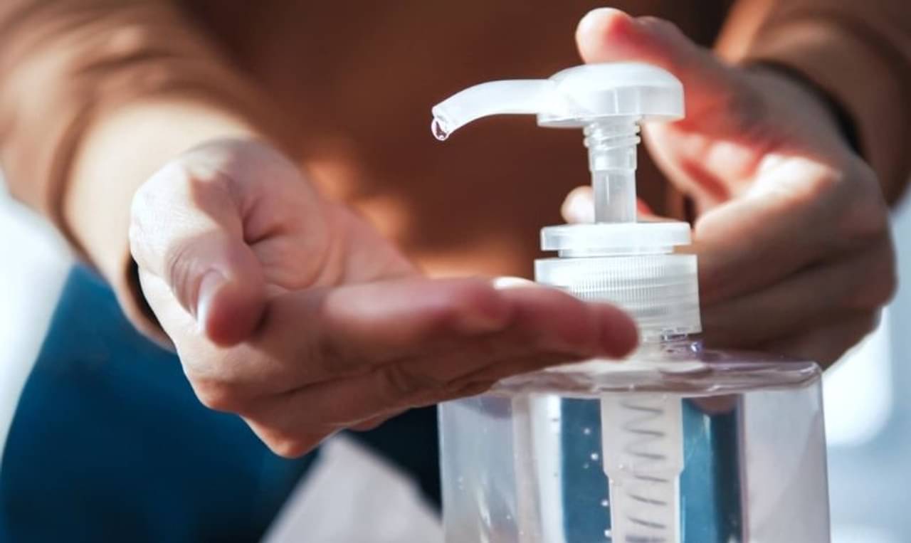 স্যানিটাইজারের ক্ষতিকর ৭ পার্শ্বপ্রতিক্রিয়া! সামলাবেন কীভাবে?
