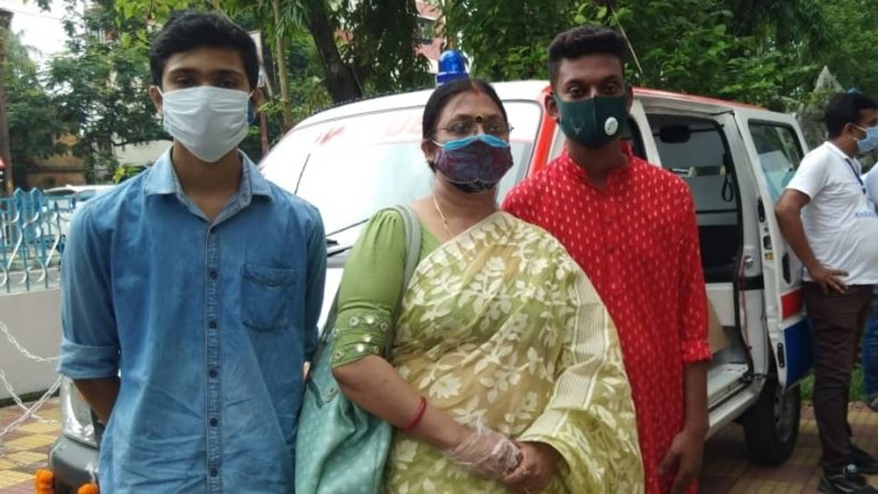 বাড়ি বসে মাইনে নিতে লজ্জা, করোনা আবহে অ্যাম্বুল্যান্স দান শিক্ষিকার