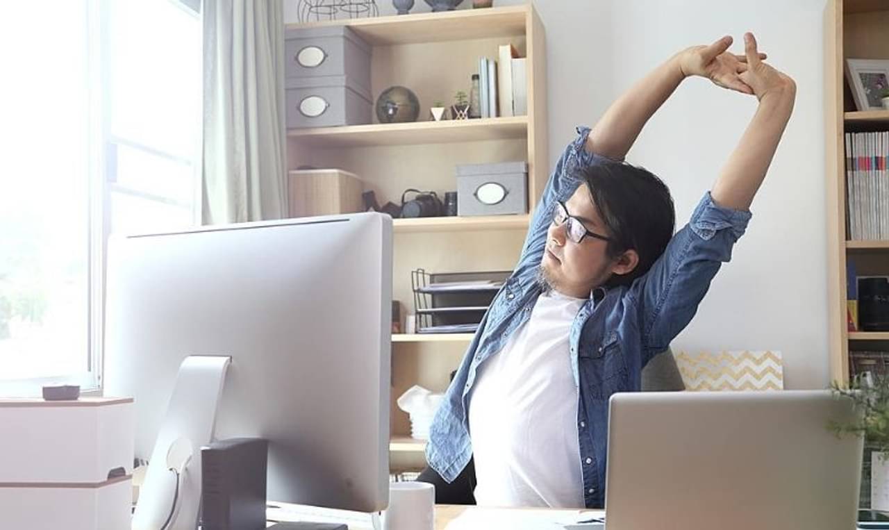 ওয়ার্ক ফ্রম হোমে ঘাড়-পিঠ-কোমরে তীব্র ব্যথা? কমিয়ে ফেলুন সহজ উপায়ে