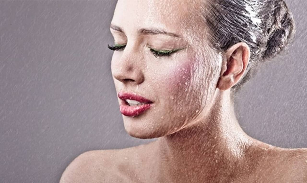 বর্ষায় ত্বক ও চুলের দেখভাল করতে কী কী করবেন