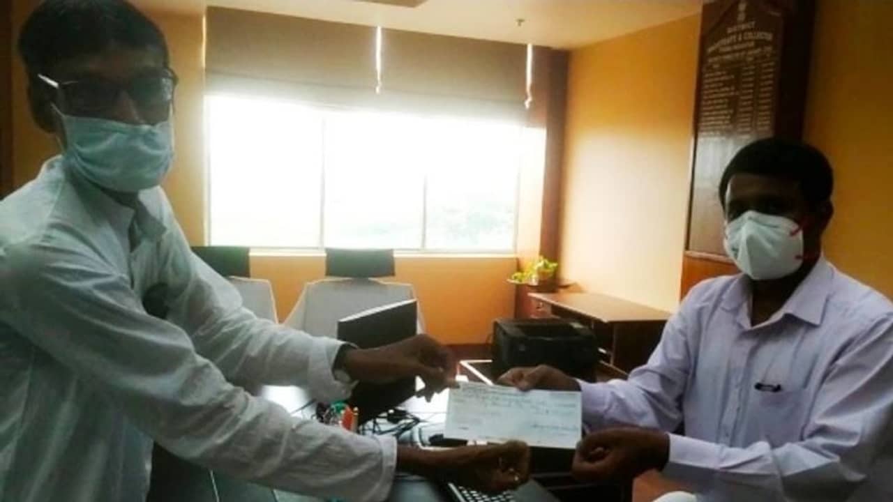 করোনা রোগীদের পাশে দাঁড়াতে মুখ্যমন্ত্রীর ত্রাণ তহবিলে পুরো বেতন দান শিক্ষকের