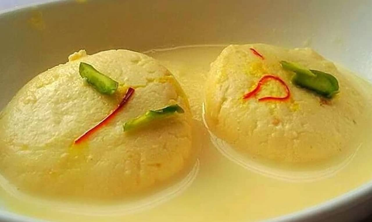 জামাইষষ্ঠী স্পেশাল: দোকান থেকে নয়, এবার নিজের হাতেই বানান নরম তুলতুলে রসমালাই!