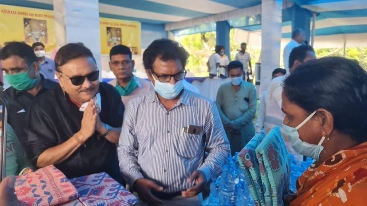 জামাই সাজতে ইচ্ছে করে বারবার, কিন্তু বিয়ে একবার, গোসাবায় ত্রাণ দিতে গিয়ে মন্তব্য মদনের