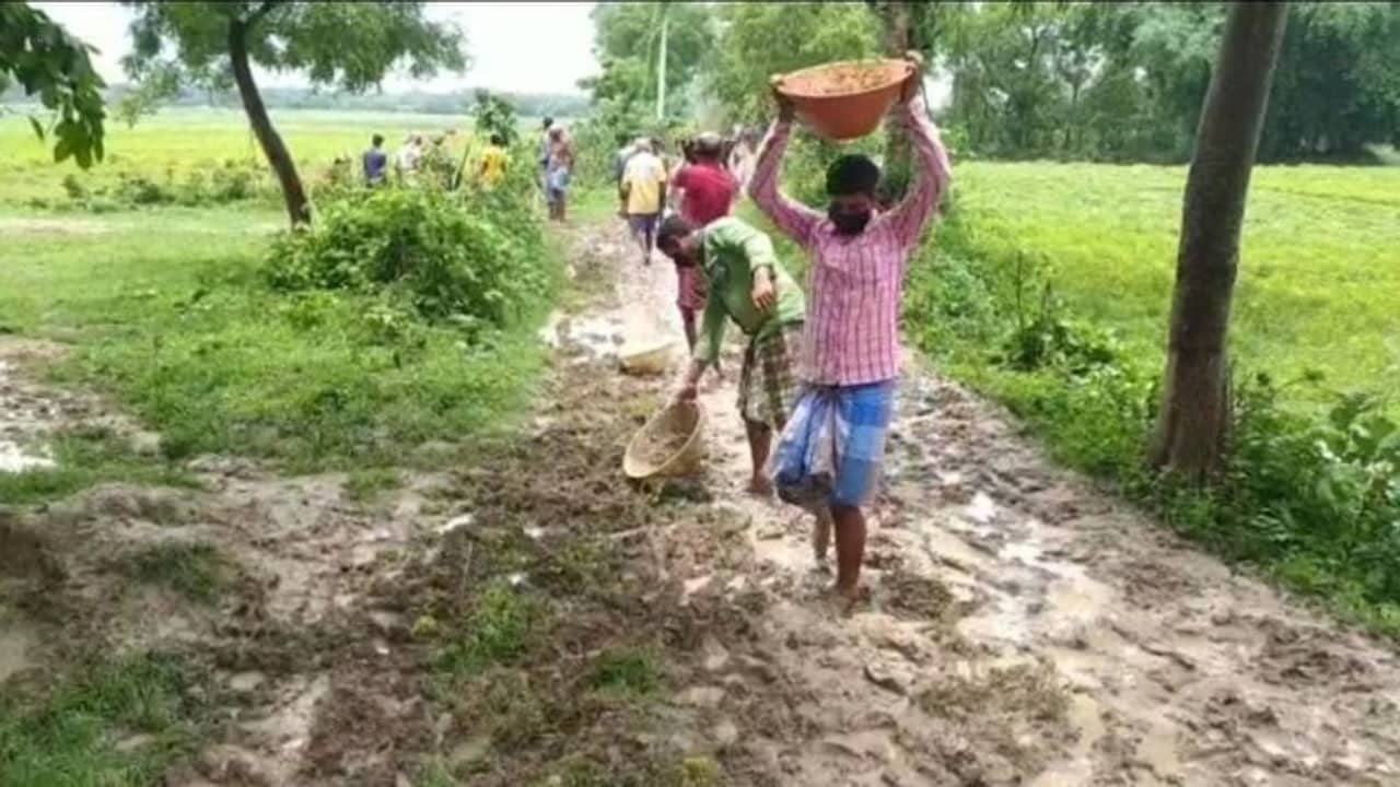 শ্বশুরবাড়ি পৌঁছতে ঝামেলা, ষষ্ঠীর দিন রাস্তা সারাইয়ে নামলেন গ্রামের জামাইরা