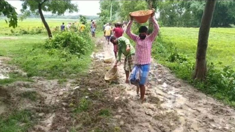 শ্বশুরবাড়ি পৌঁছতে ঝামেলা, ষষ্ঠীর দিন রাস্তা সারাইয়ে নামলেন গ্রামের জামাইরা