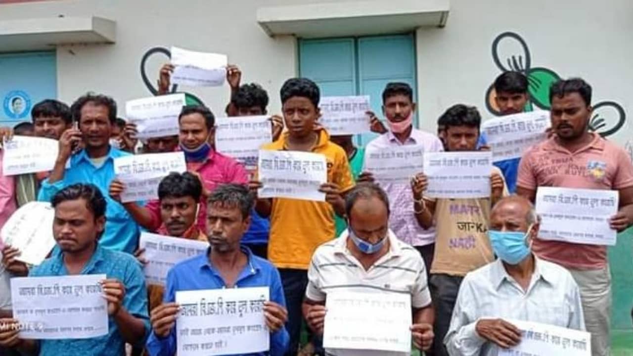 ইলামবাজারের পর সাঁইথিয়া, তৃণমূলে যোগ দিতে চেয়ে কার্যালয়ের সামনে ধরনা বিজেপি কর্মীদের!