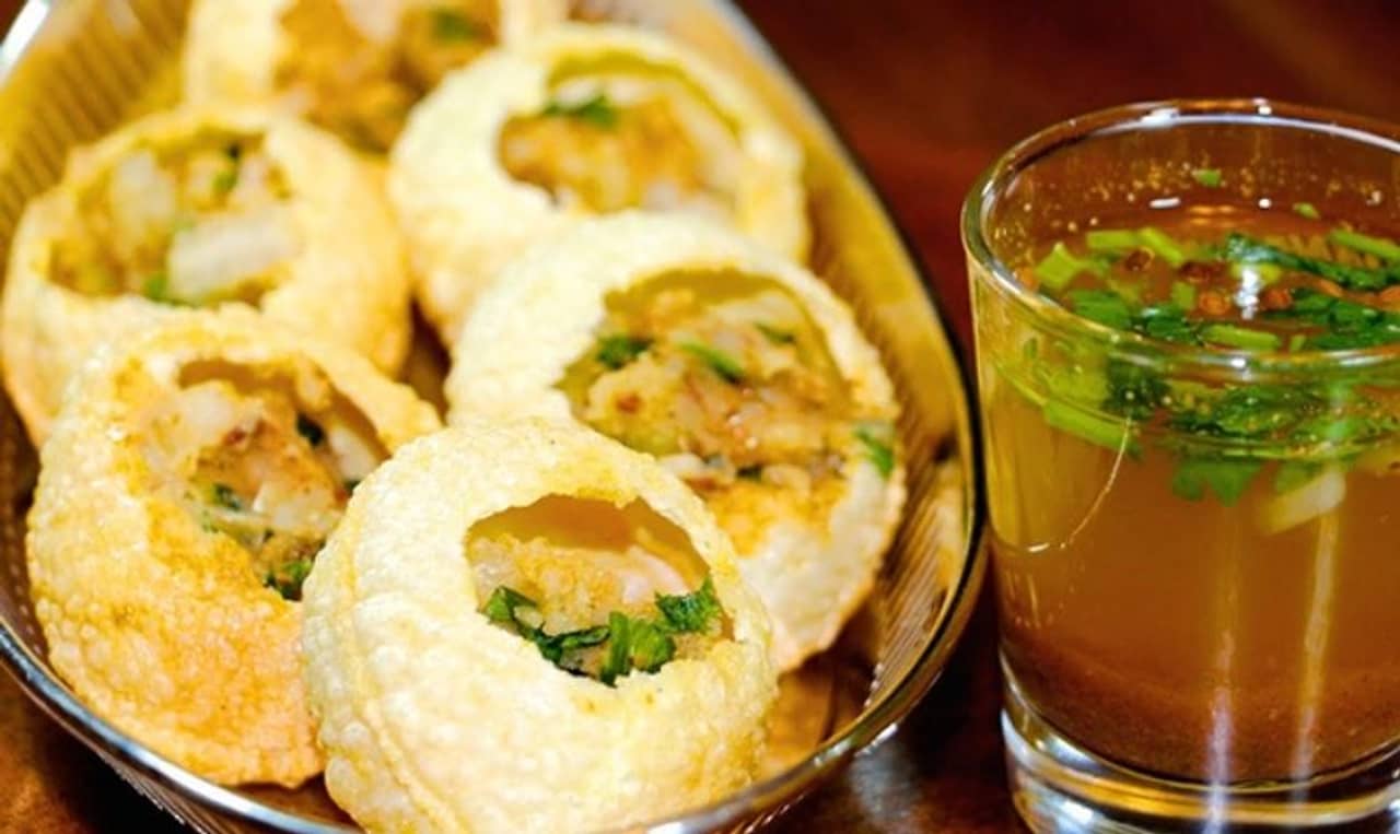 ফুচকার প্রেমে হাবুডুবু কনে, নিজের হাতেই খাওয়ালেন স্বামী! ভাইরাল ভিডিয়োতে মন কাড়ল নবদম্পতি