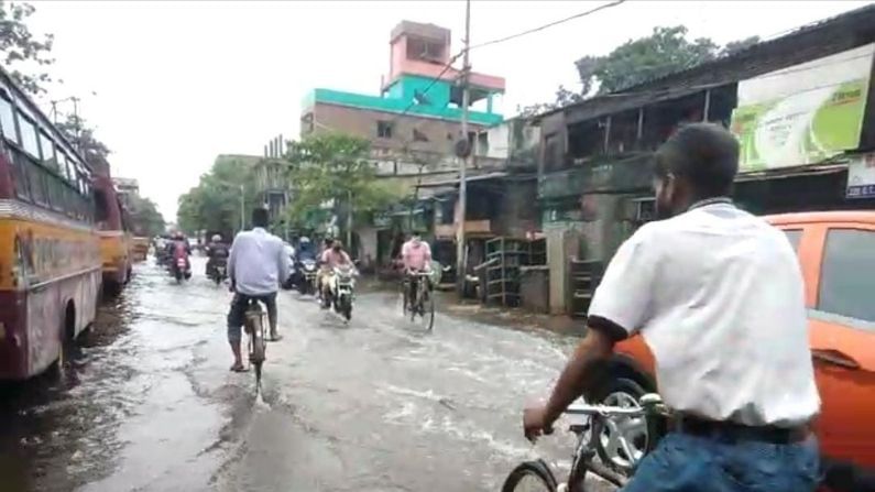 ১০ ঘণ্টা কেটে গিয়েছে, জলযন্ত্রণায় নাকাল হাওড়াবাসী