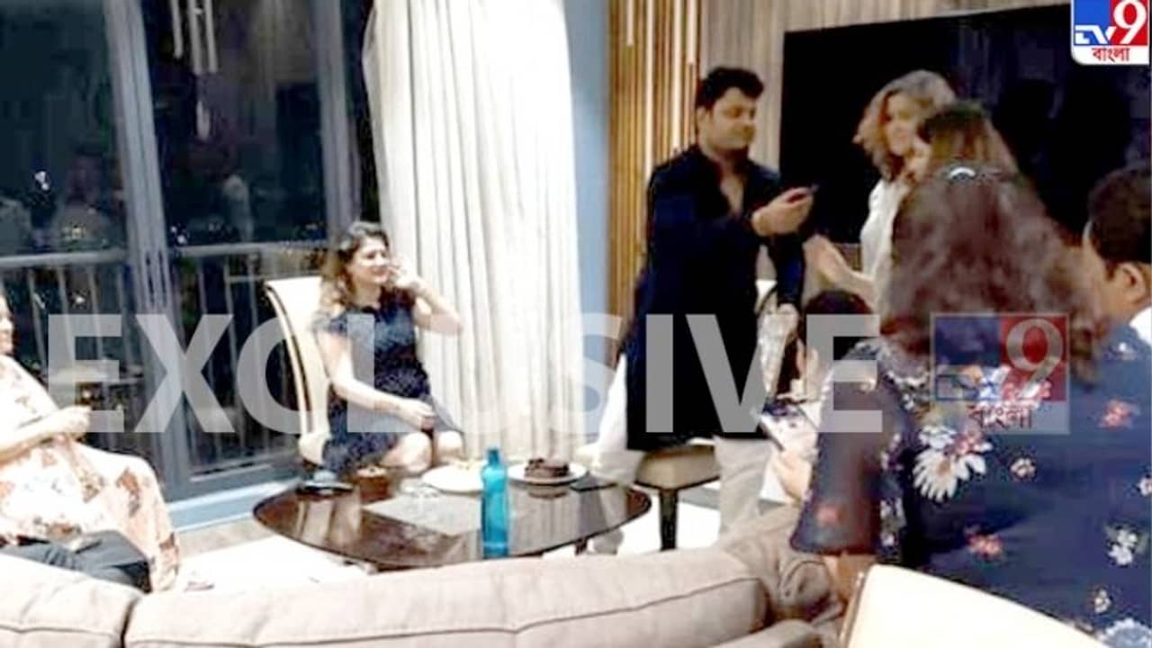 প্রেমিক-এর জন্মদিনের পার্টিতে সপরিবারে শ্রাবন্তী, সম্পর্ক এগোল আরও এক ধাপ?