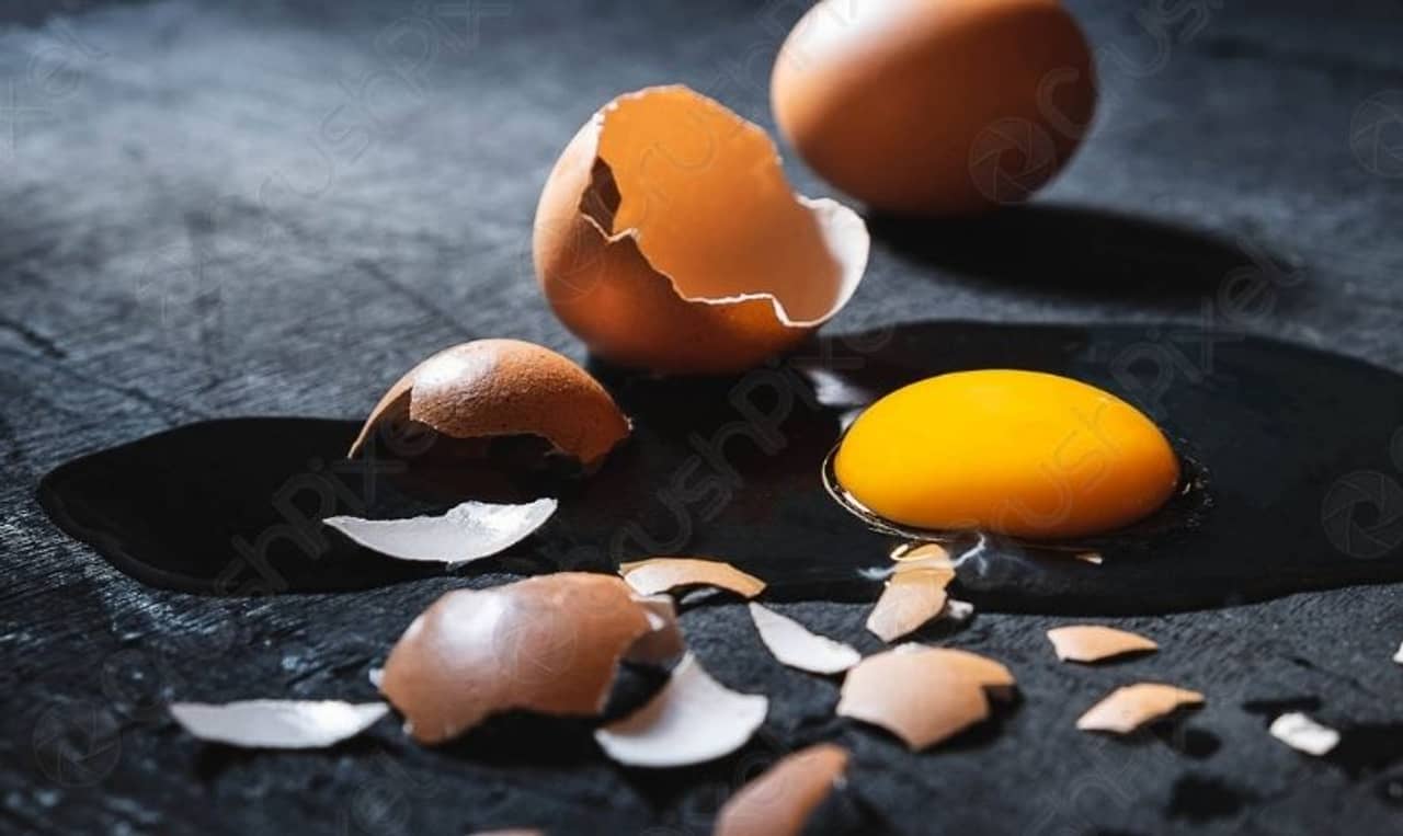 অকালে চুল পড়ে যাওয়া রোধ করতে ব্যবহার করুন এগ ওয়েল!