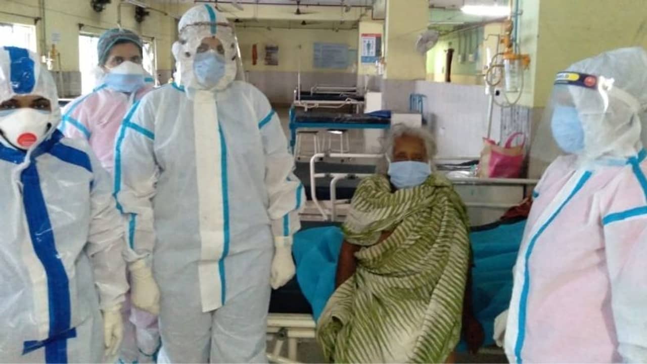 ১৩ দিনে করোনাজয়ী ৯৫ বছরের বৃদ্ধা, ফিরলেন বাড়ি