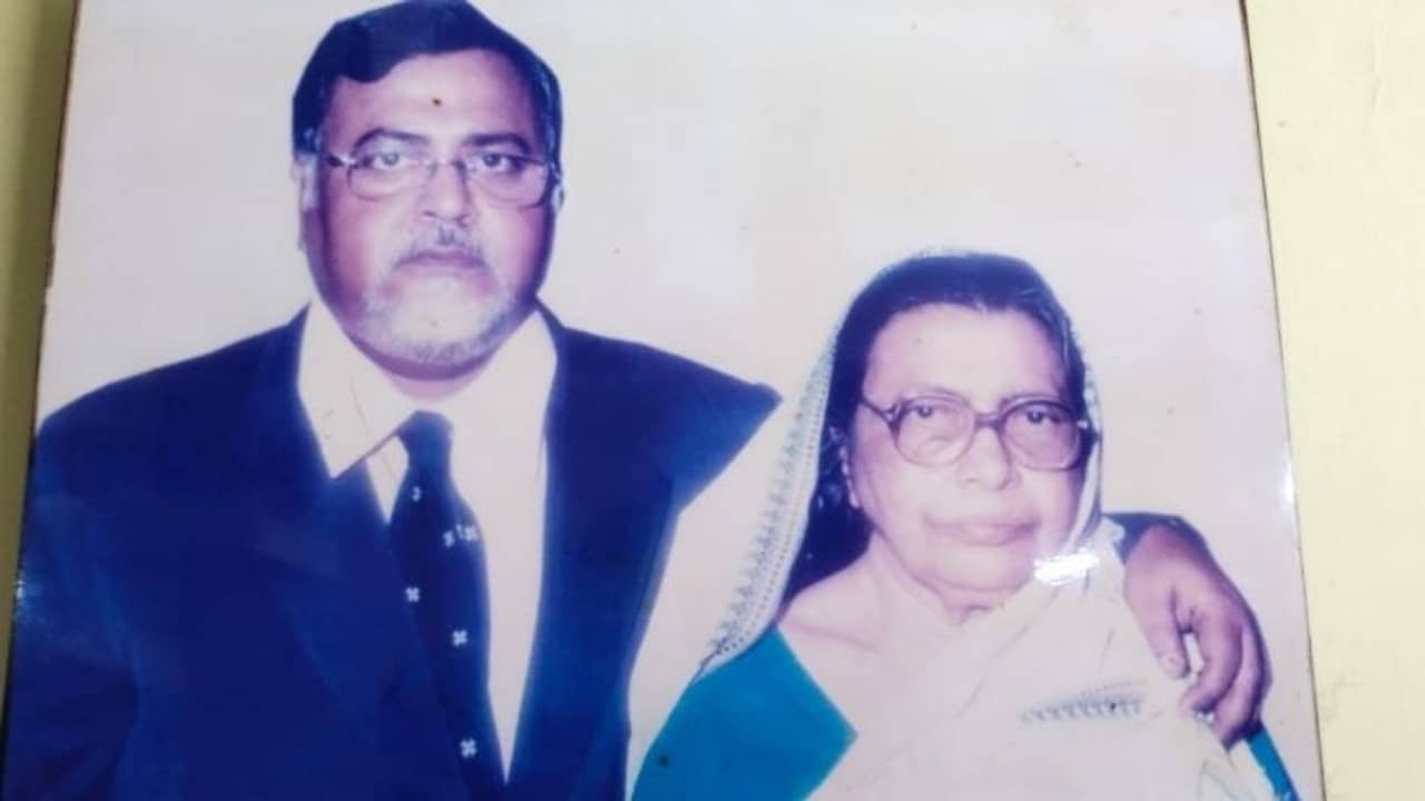 ওদের যত্ন নিও, মায়ের কথা রাখতে ৫০০ কুকুরের জন্য মাংস ভাতের বন্দোবস্ত পার্থর