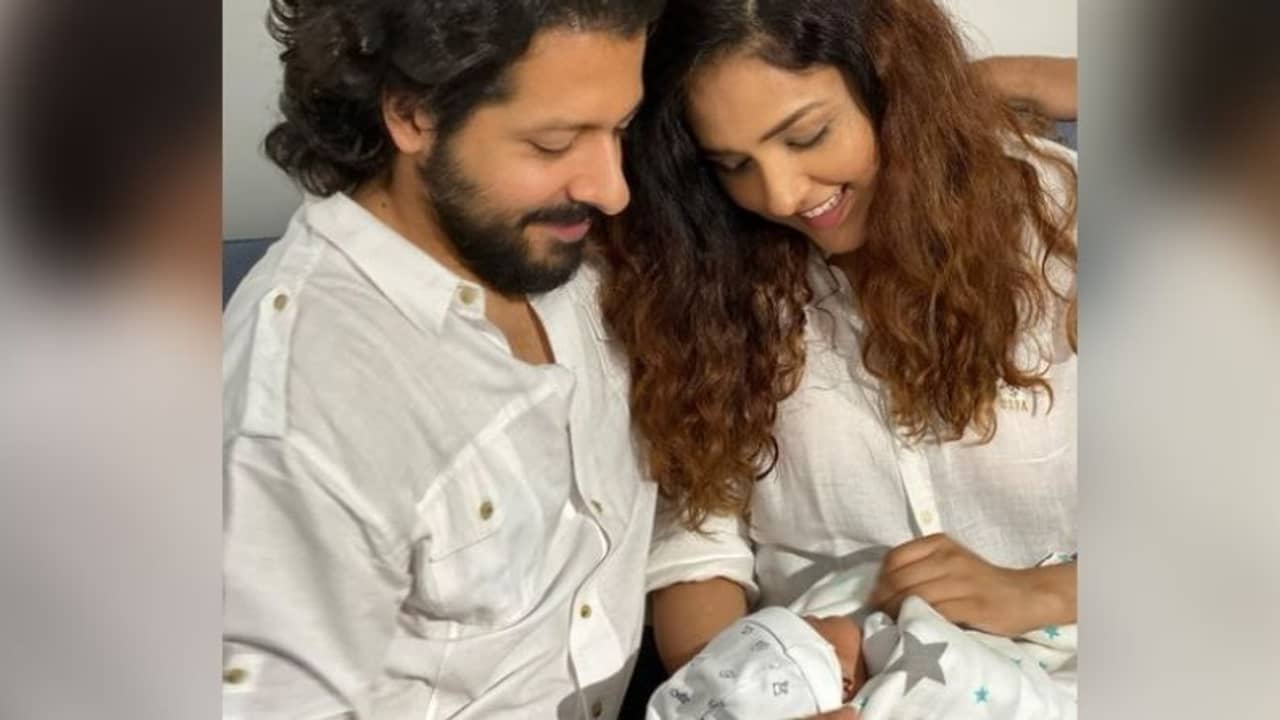 মা হওয়ার ১৫ দিনের মধ্যেই কাজে ফিরলেন গায়িকা নীতি মোহন