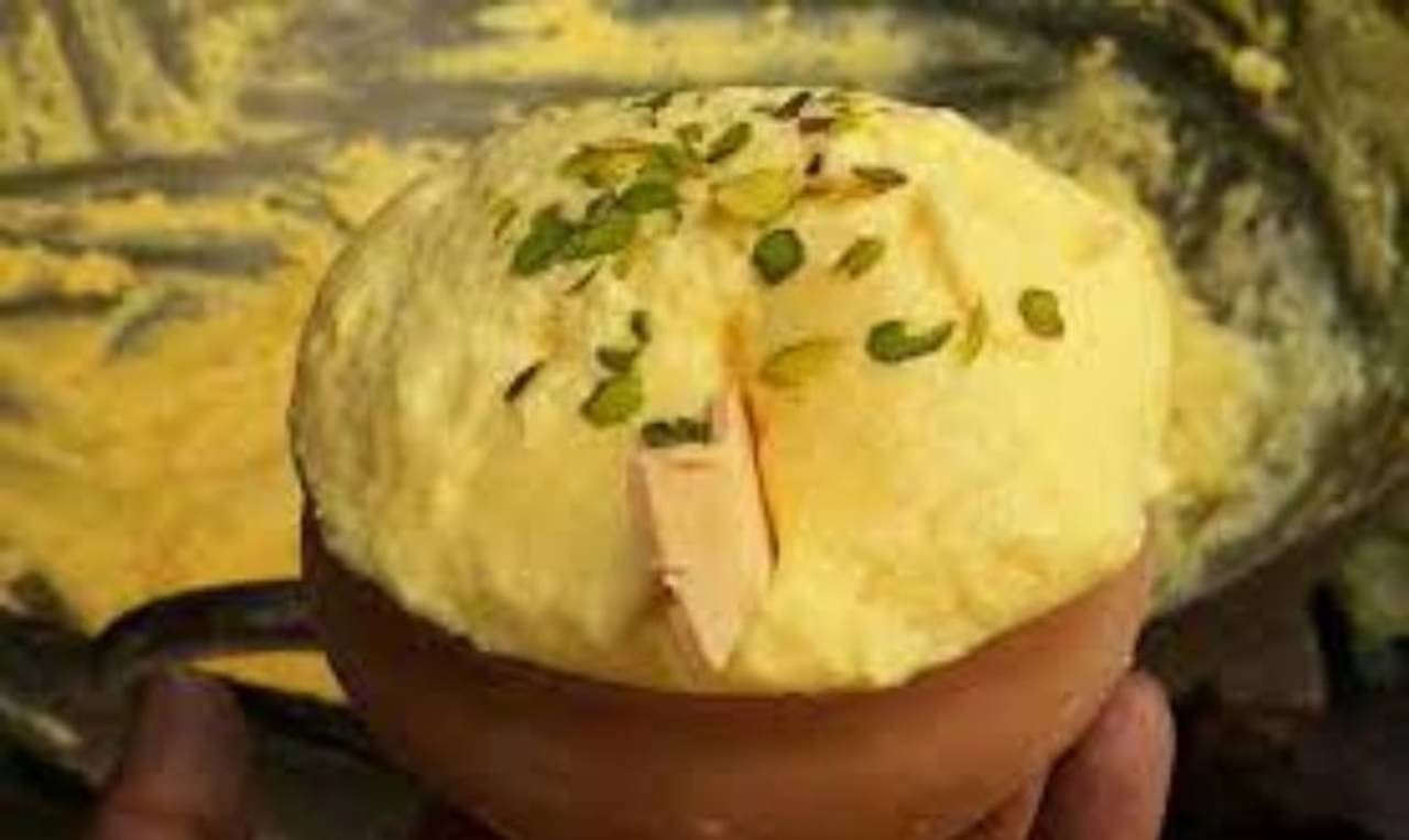 বারাণসীতে বেড়াতে গেলে যে যে খাবার মিস করলে চলবে না, সেগুলির তালিকা দেখে নিন...